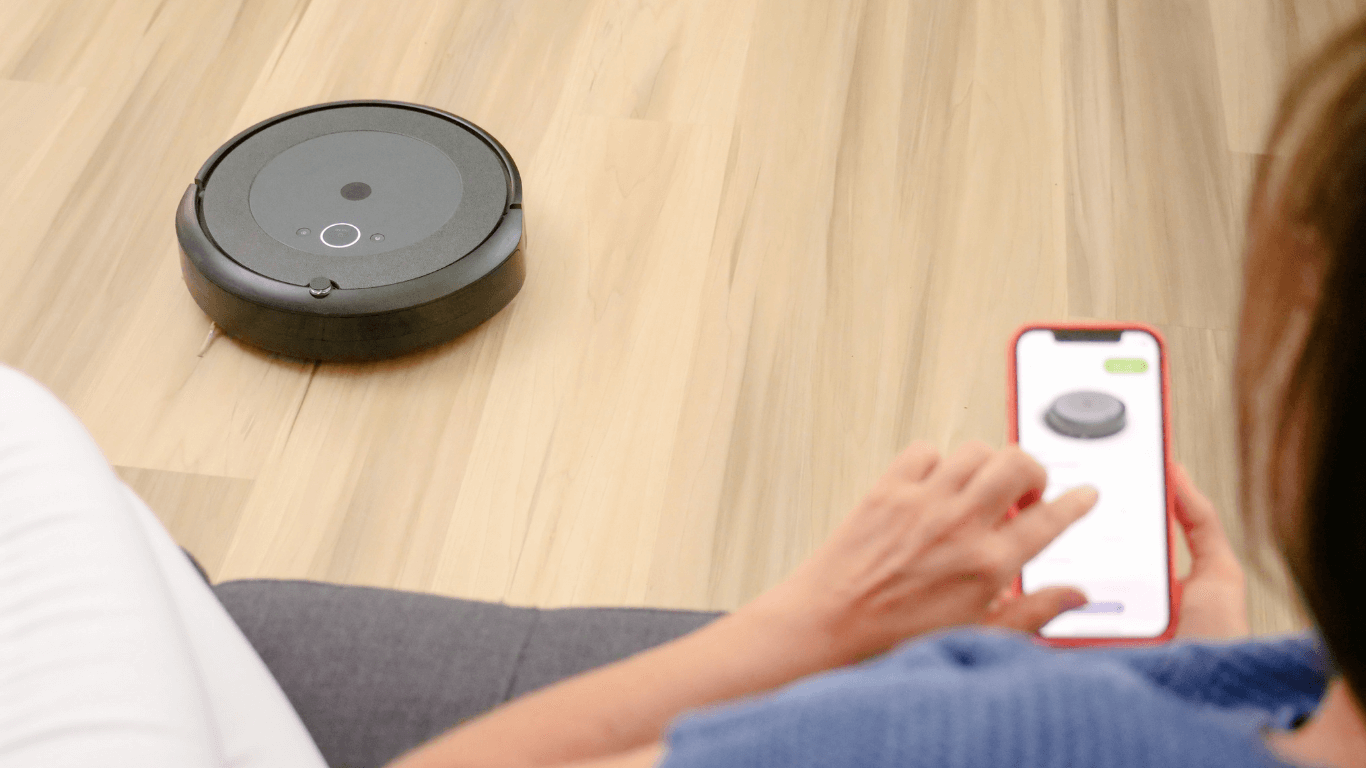 Có nên mua robot hút bụi lau nhà thông minh không? 3 Robot hút bụi lau nhà thông minh có thể được điều khiển qua ứng dụng điện thoại